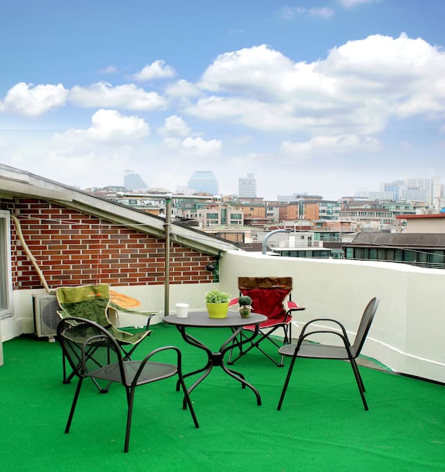 You can smoke on the balcony.