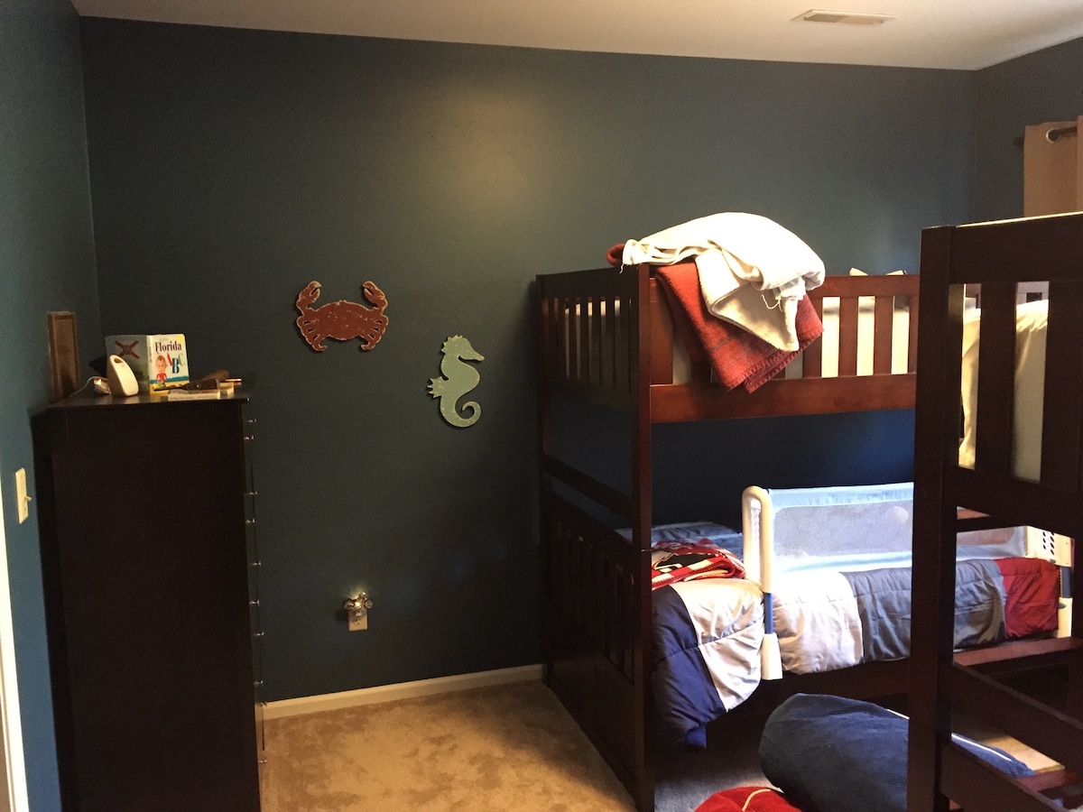 Трета спалня, съдържаща две стандартни двуетажни легла. 