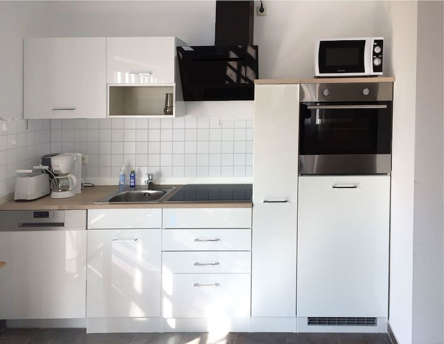 Neue Einbauküche mit Hausrat