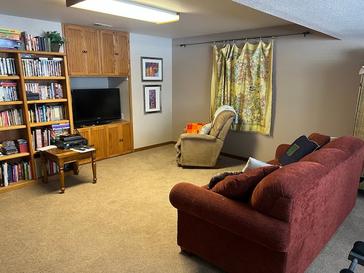 โซฟาในห้องพักผ่อนชั้นใต้ดินดึงออกมาทำเตียงควีนไซส์