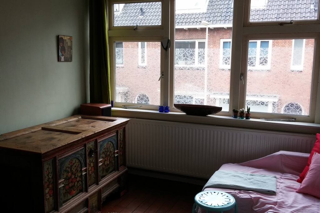 Room with a cute street-view