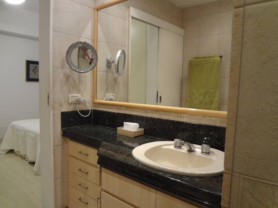 Private ensuite bathroom | Banheiro privativo no quarto