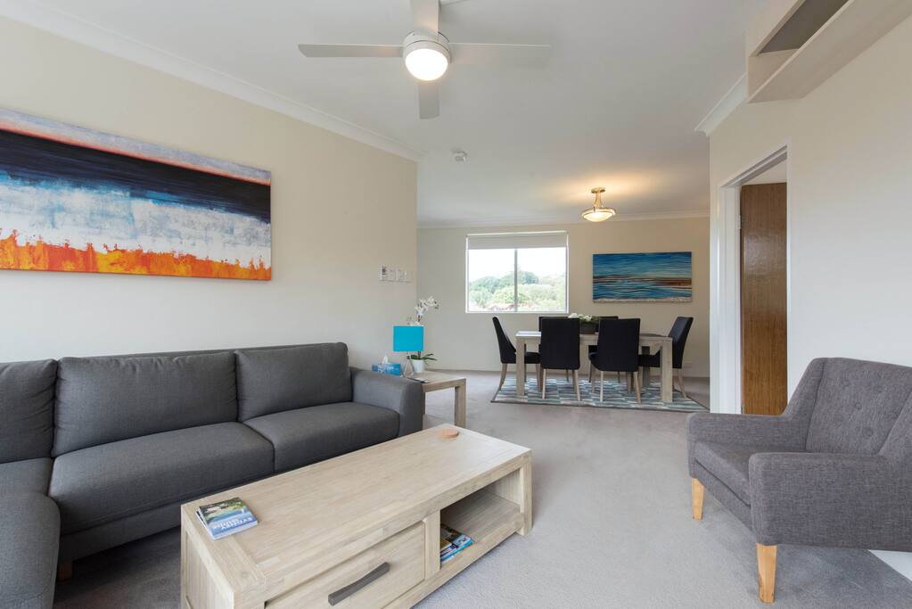 Lounge/Dining area