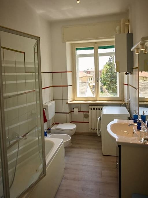 Il bagno dotato di vasca. Sono disponibili la lavatrice e l'asciugacapelli.