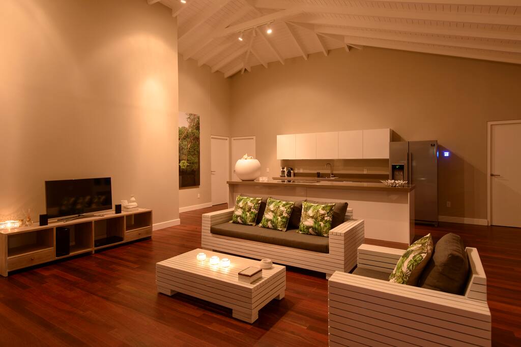 SPACIOUS LIVING ROOM (40 M²)
✓ Flatscreen tv
✓ DVD
✓ WIFI