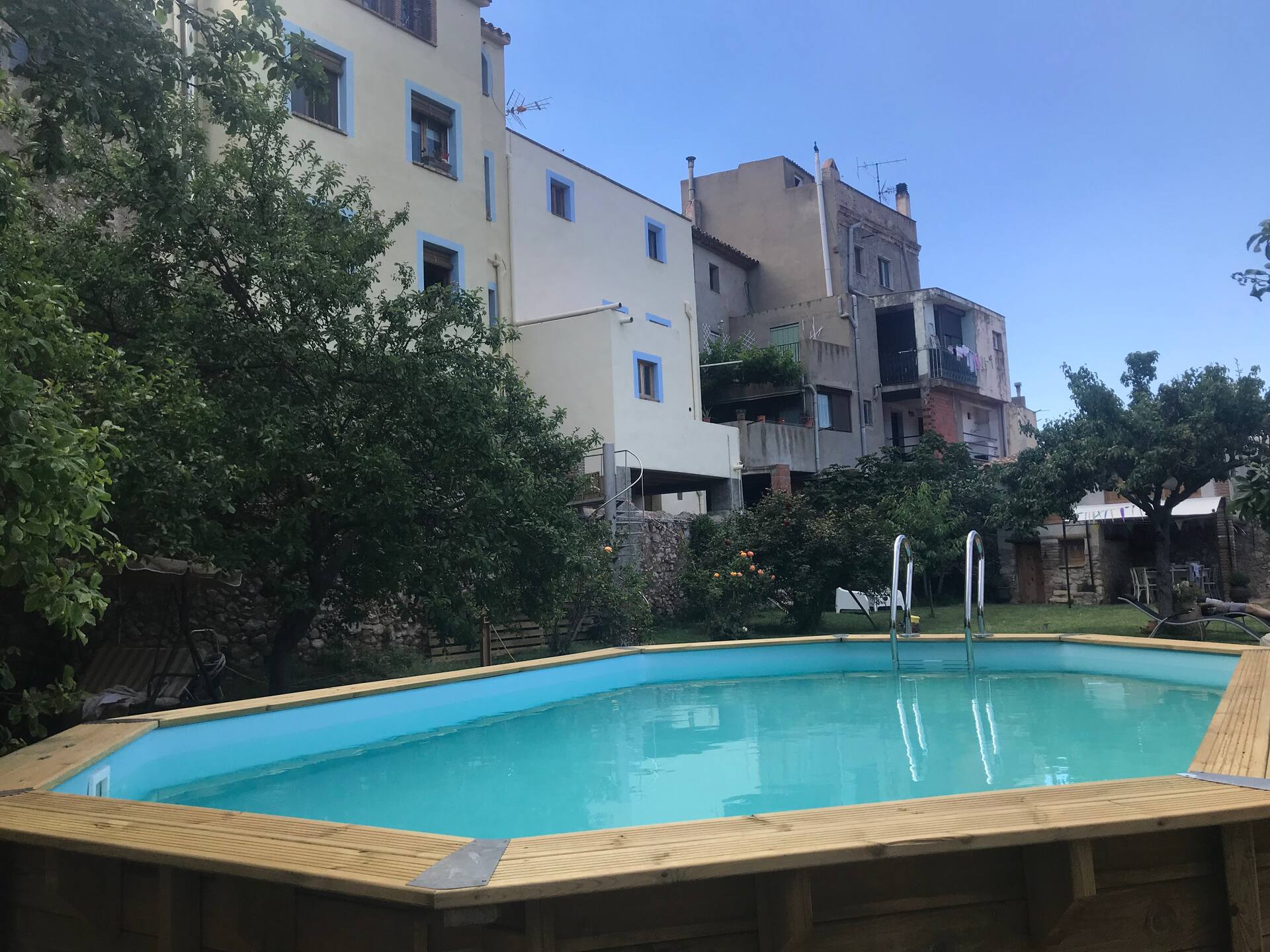 Ca L’Esquelleta, Casa rural con chimenea , jardín y piscina de 1 a 10 personas