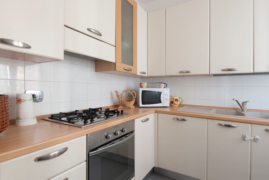 In cucina puoi trovare forno elettrico, forno a microonde, frigorifero e freezer, lavastoviglie e ogni strumento per la cucina