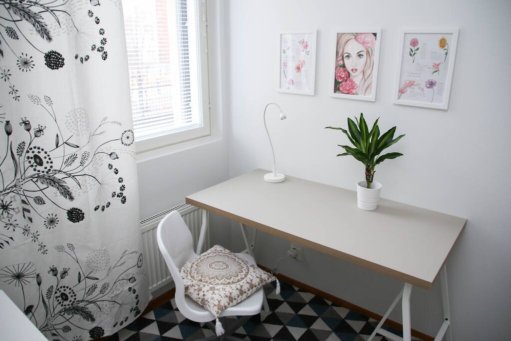 Desk space. Fast Wi-fi