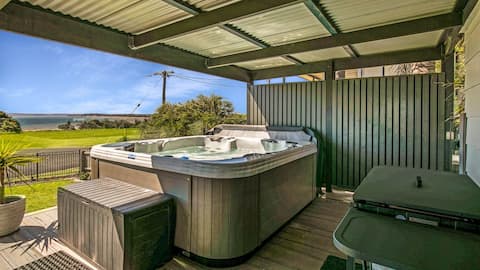 Goku's Shack - Rural and water views with a spa