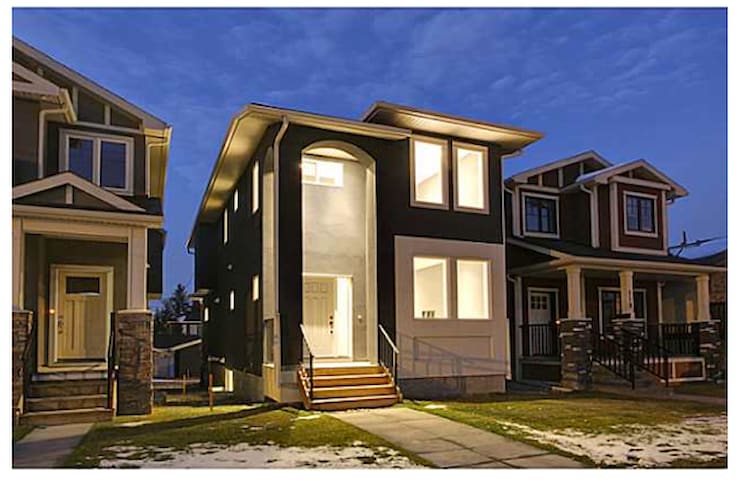 Modern Private Suite mins to D/T central location