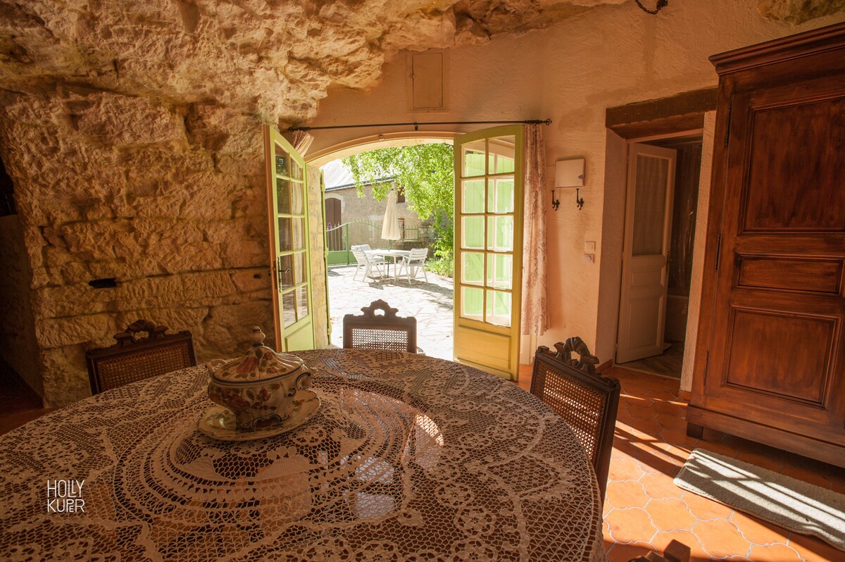 Woonkamer met uitzicht op de binnenplaats