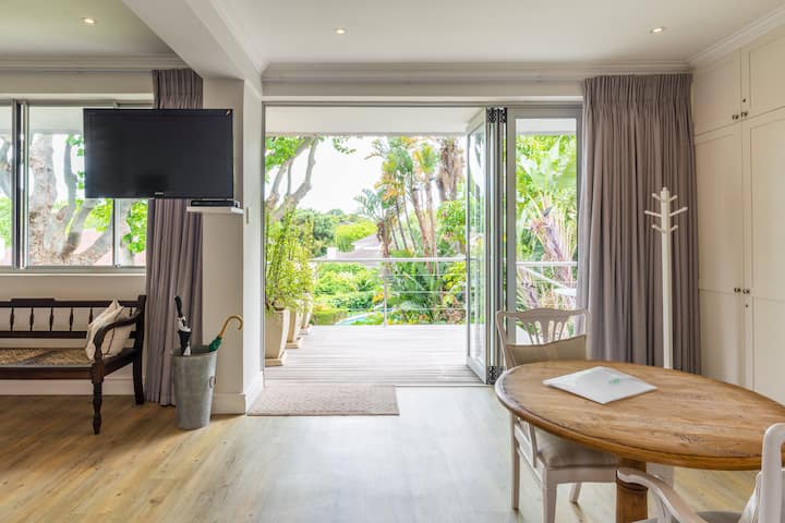 Doug And Sal's Rondebosch (With Solar) - Cape Town