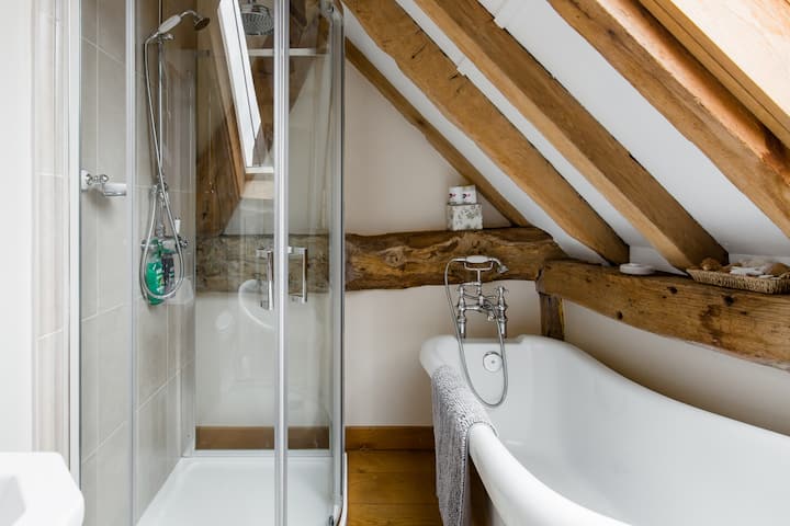 17th century Gatwick Barn photo 4