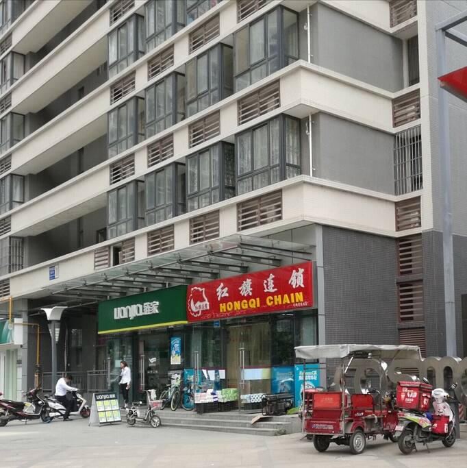 ★入住必看:到达★
1、地图搜索【红树湾(东北2门)】导航过来
2、“红旗超市”街对面就是小区门