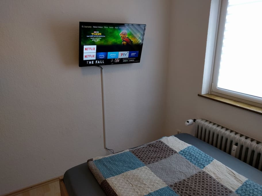 Guest room TV + Netflix
