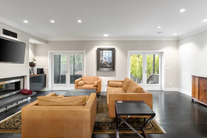 Upscale 3 Bedroom Modern Georgetown Home gallery image 4