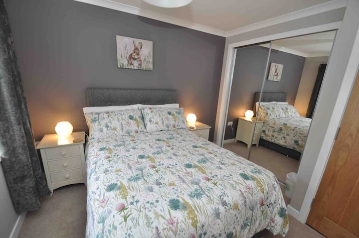 ห้องนอนตกแต่งใหม่ (มีนาคม 2022) พร้อมเตียงคู่และตู้เสื้อผ้า