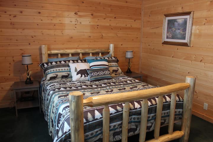 二楼主卧配有木质标准双人床
