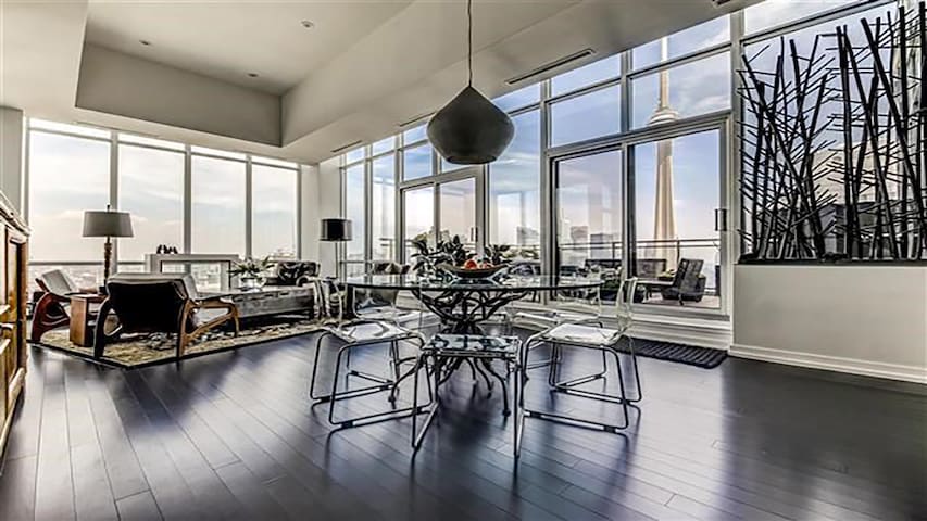 Luxury Penthouse w Breathtaking CN TOWER Views