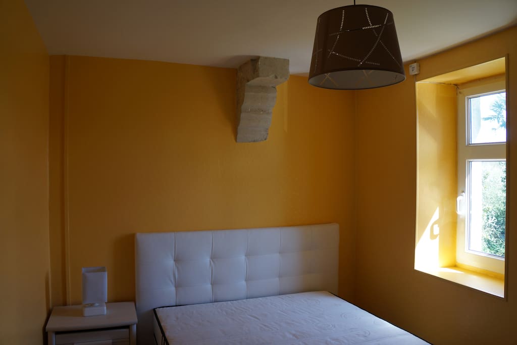 chambre avec lit double