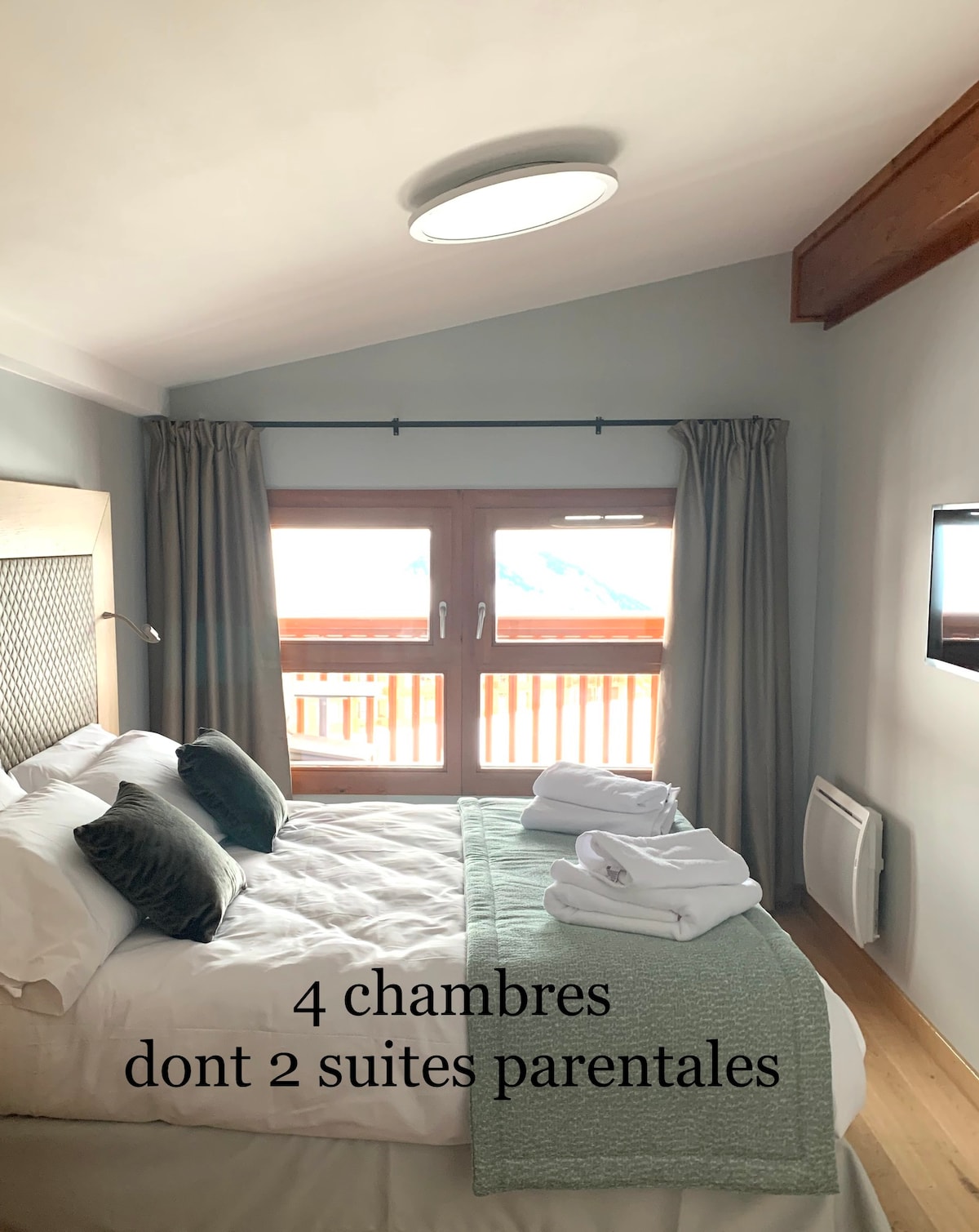 ห้องนอนใหญ่พร้อมทีวี