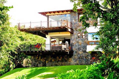 Beautiful 4BR Lakefront Vacation Paradise