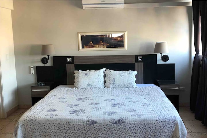 חדר עם מיטת קינג סייז נוחה מאוד למנוחה נעימה. אם אתם רוצים מיטה אישית נוספת, אתם יכולים להתארח 