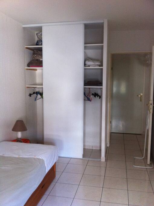 penderie chambre lits simples