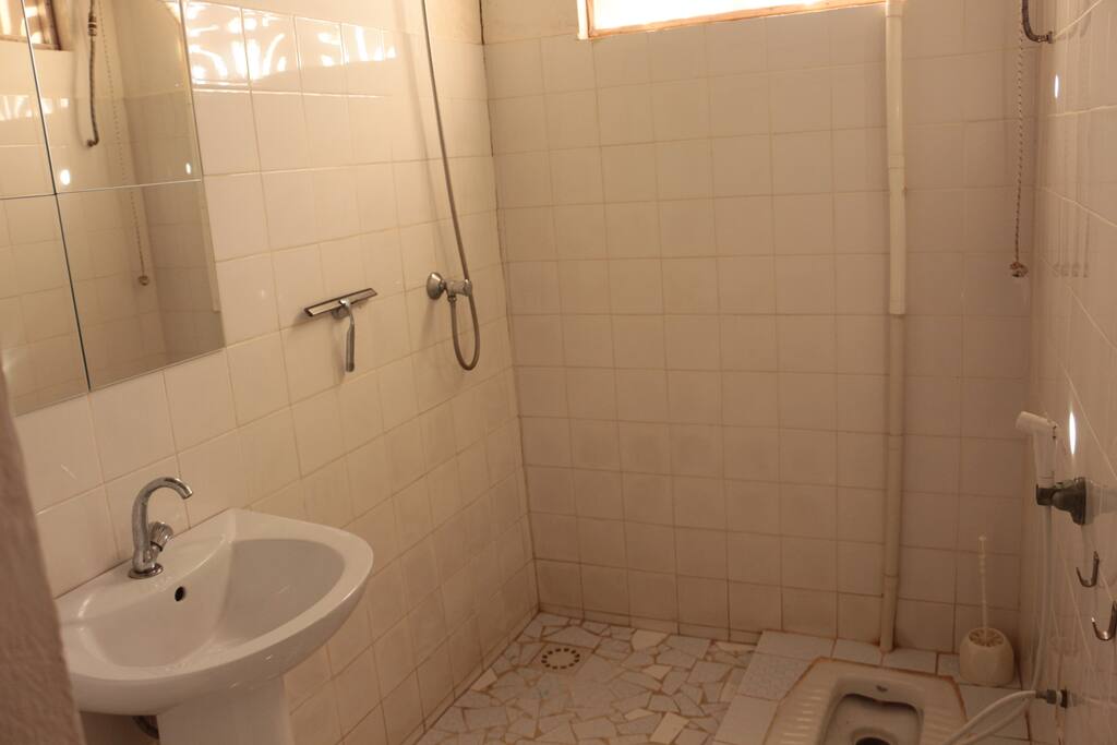 Badezimmer ganz in Weiss