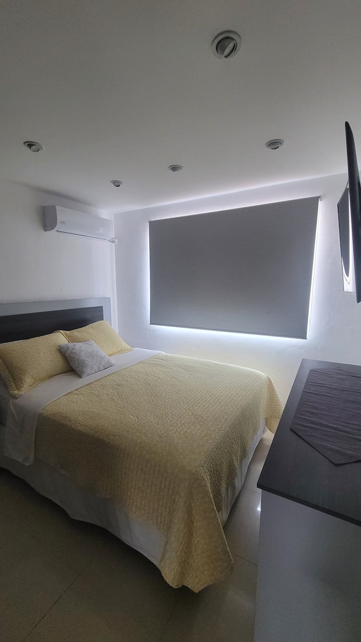 חדר הורים עם טלוויזיה חכמה, חדר רחצה ראשי ומיזוג אוויר. 