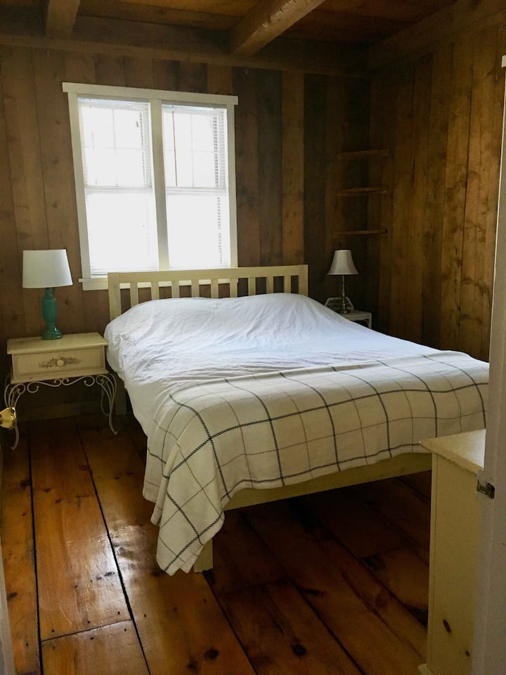 Chumba cha kulala cha ghorofa ya chini kilicho na kitanda cha malkia