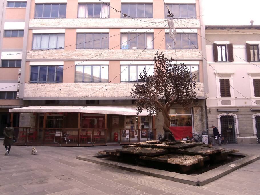 Il palazzo visto dall'esterno / The building from the outside
