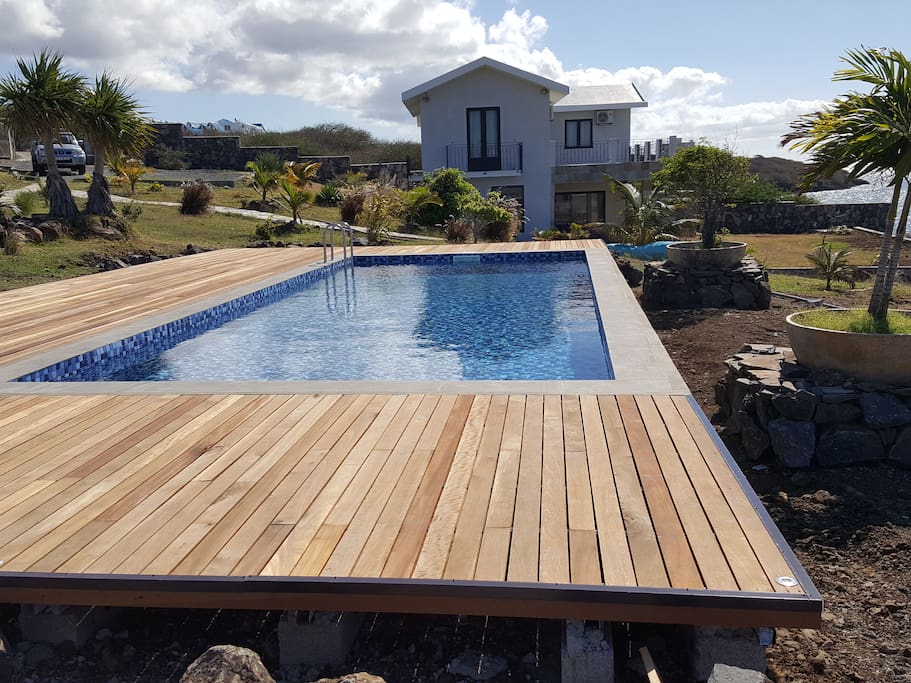 vue de la piscine avec en relief la VILLA vetiver