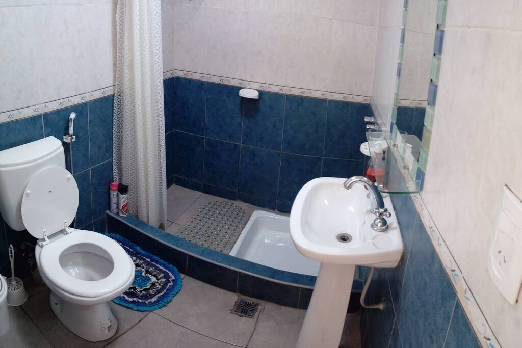 Baño con ducha y secador de pelo