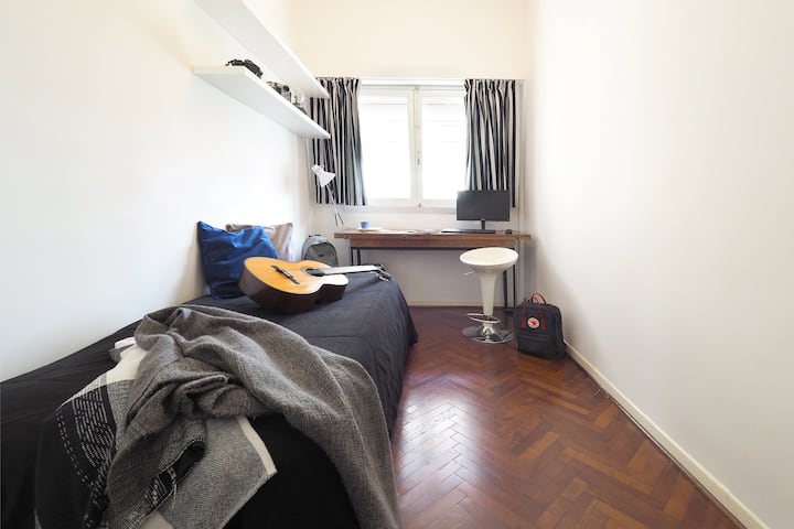 日出之家（ House of the Rising Sun ）。明亮通风的配件卧室。大型木桌，操作电脑。