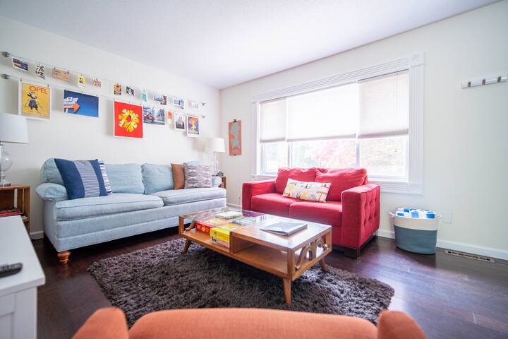 Cheerful & Relaxed Home w Bikes 1 mi to Downtown