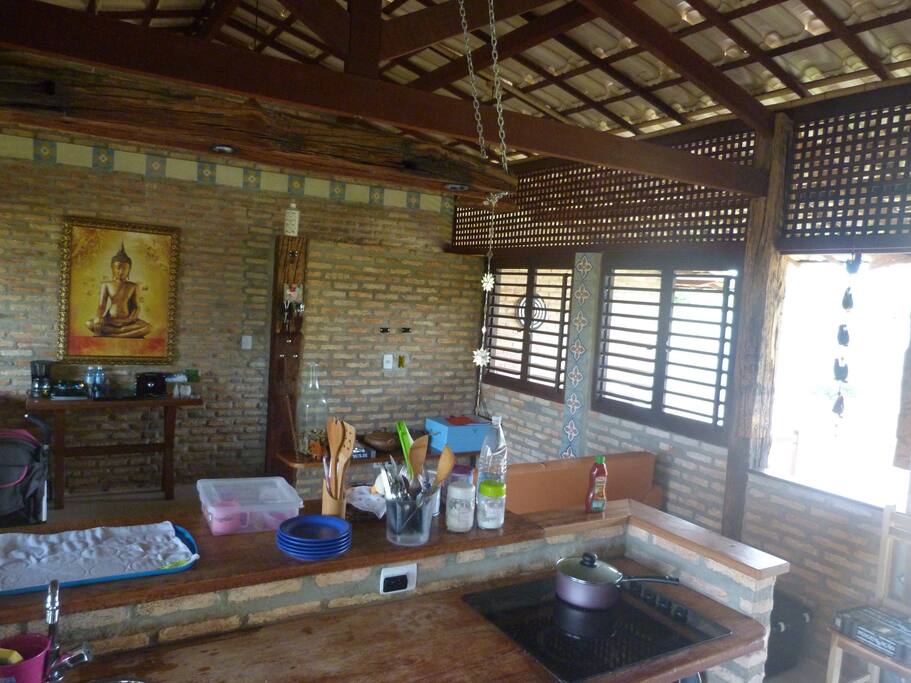 SALA E COZINHA AMERICANA EQUIPADA COM FORNO, FOGÃO ELETRICO 4 BOCAS E FORNO MICRO ONDAS