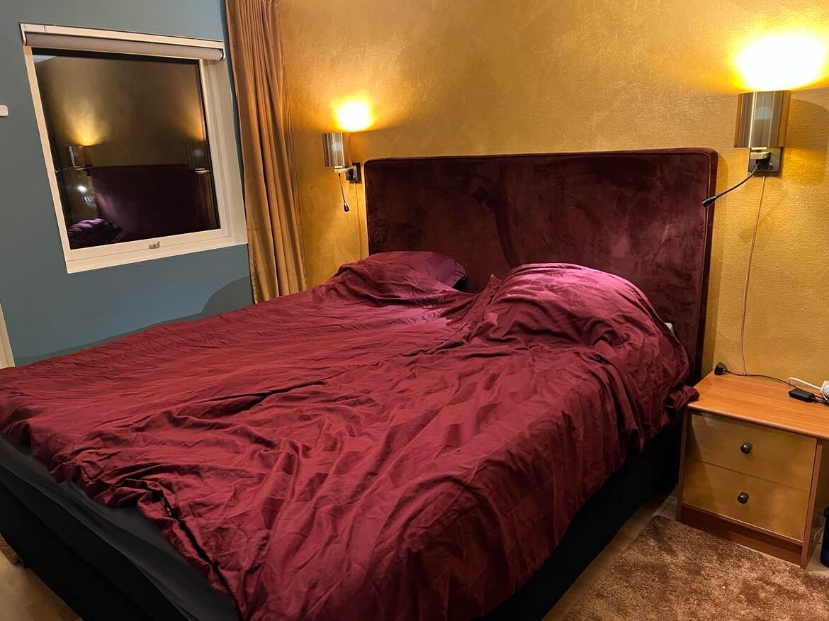 La plus grande chambre du rez-de-chaussée. Il dispose d'une entrée indépendante dans le jardin