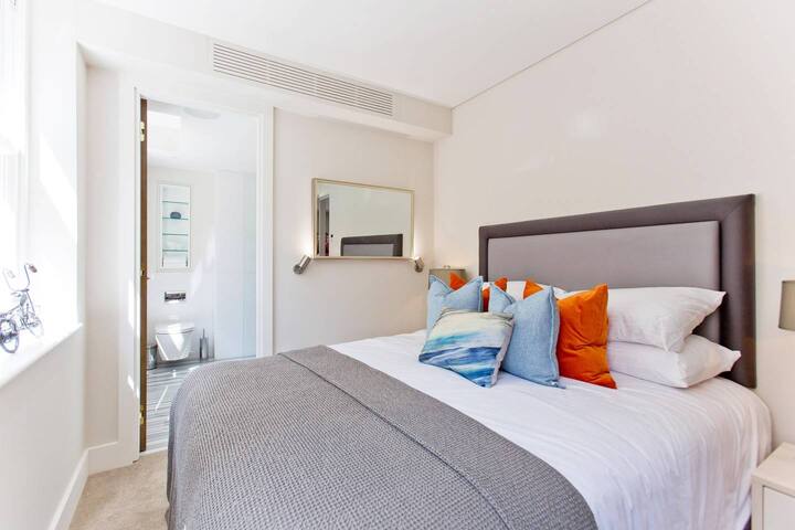 Stunning 2 bed/bath with concierge, AC and lift gallery image 2