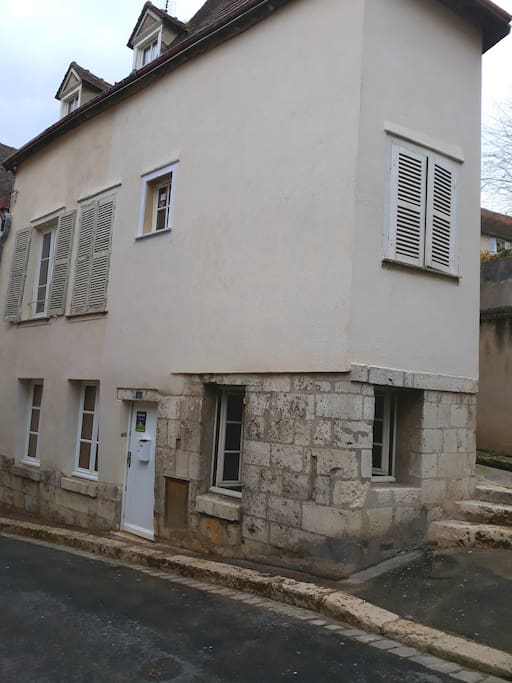 Dans une rue typique du vieux Chartres, le studio est au rez-de-chaussée et très bien situé entre les bords de l'Eure et la Cathédrale.
