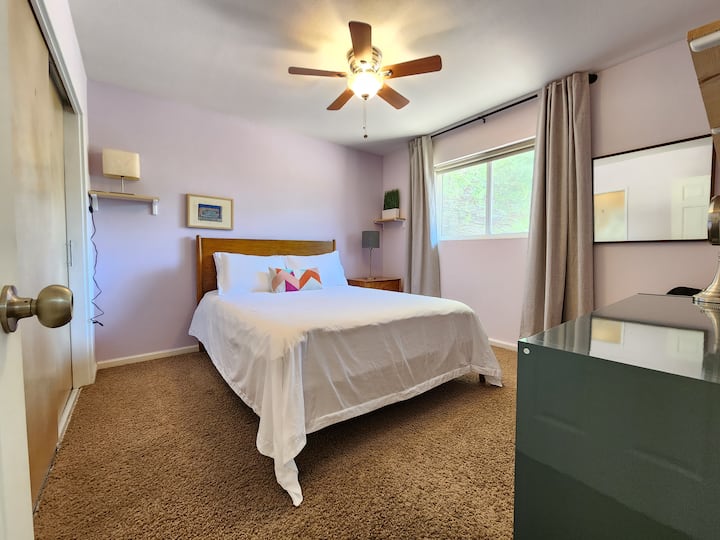 主卧配备标准双人床