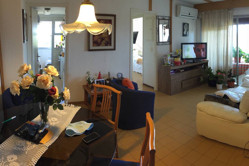 Living completo con mesa y sillón
