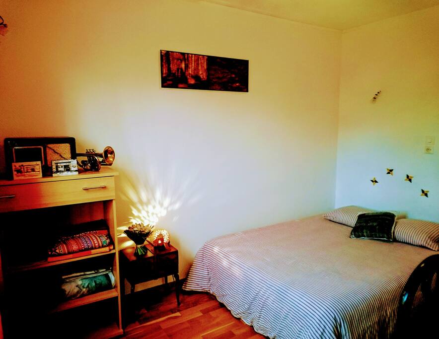 Chambre soignée, matelas confortable, linge de toilette fourni