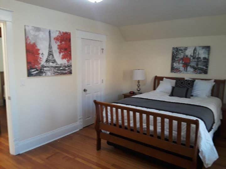 Dormitorio del segundo piso 2. Amplia suite principal con una nueva cama tamaño queen con soporte lumbar adicional, almohadas Serta Cool Gel y armarios His and Her 