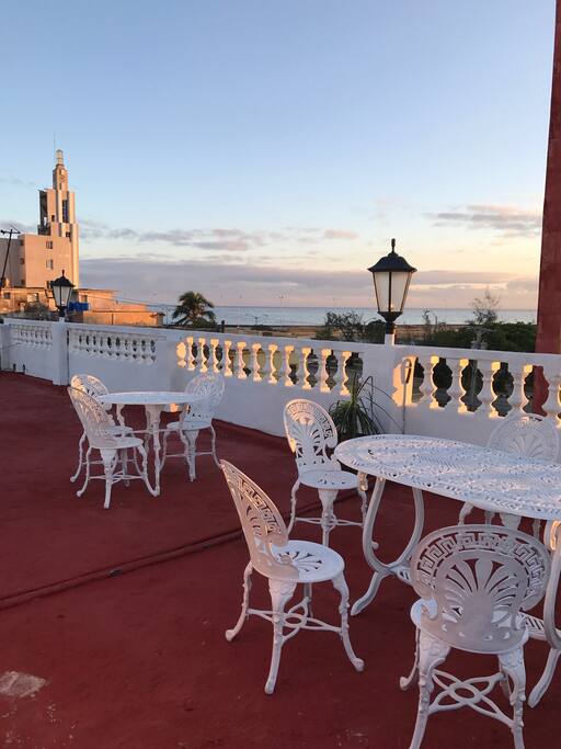 Dachterrasse mit Blick aufs Meer