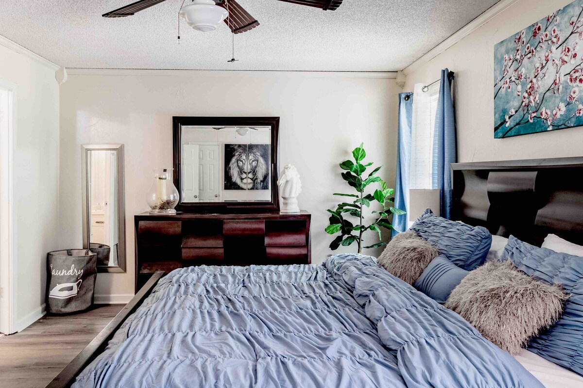 加大双人床主卧，配备加大双人床和步入式衣柜。  为长期住宿提供充足的存储空间，还有一台电视，供您躺下来放松身心。 