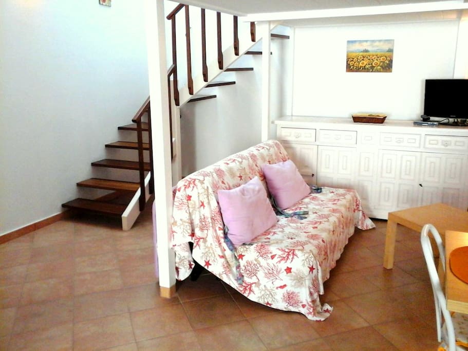 Soggiorno con divano letto/ living room with pull out sofa