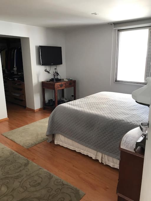 suite bedroom