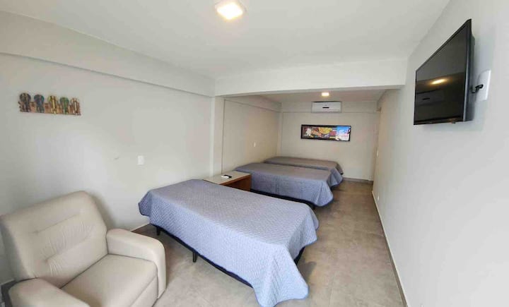 dormitorio 7 , con 3 camas individuales y un sillón reclinable