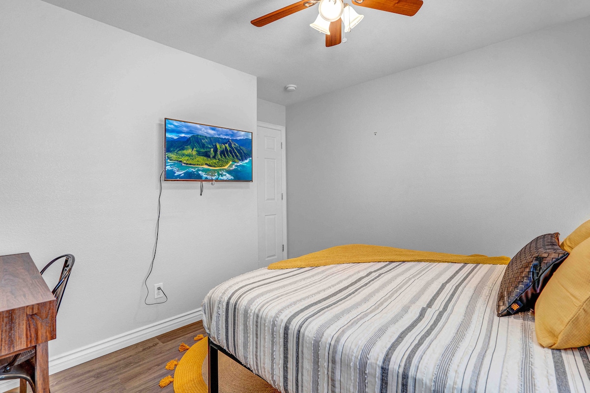 ห้องนอนที่สองจากสามห้องบนชั้นสองที่นอนเมมโมรี่โฟมขนาดควีนไซส์พร้อมทีวีโรกุขนาด 42 "พร้อมบริการสตรีมมิ่งทั้งหมดที่จินตนาการได้